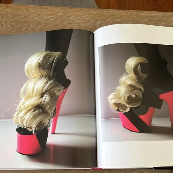 Incredible coffee table book for the love of shoes teneues NWT